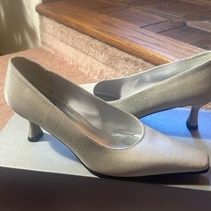Stuart Whitman beige(gold metallic) square toe fabric heels 5.5 B